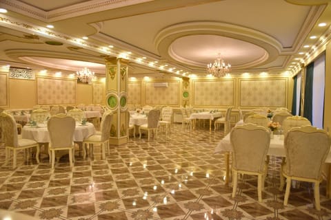 Restaurant/places to eat, Living room, Seating area