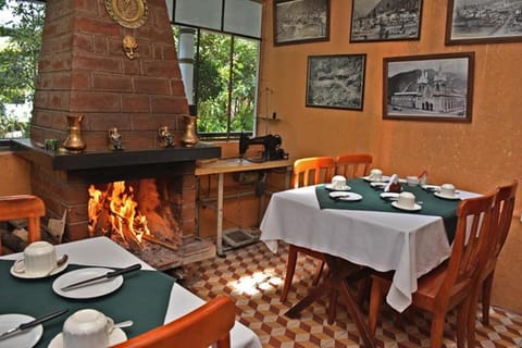 Restaurant/places to eat, Restaurant/places to eat, Lounge or bar, Dining area, Area and facilities