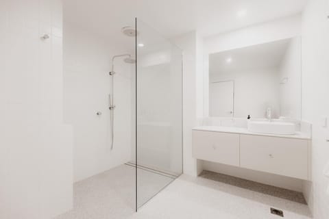 Shower, Toilet