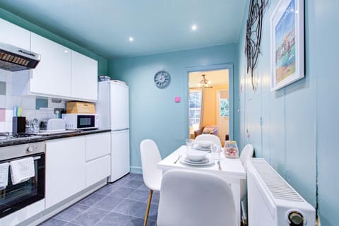 Cosy Cottage Fireplace Patio Pet Train Stn House in Colchester