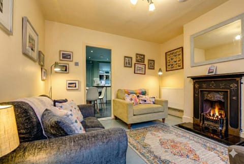 Cosy Cottage Fireplace Patio Pet Train Stn House in Colchester