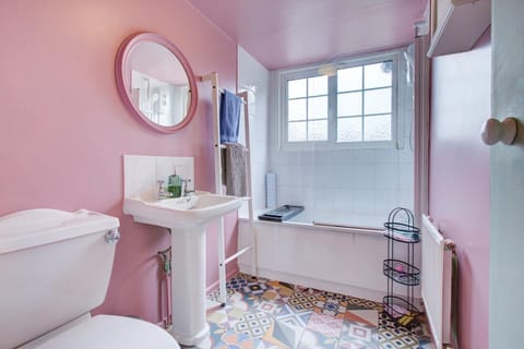 Cosy Cottage Fireplace Patio Pet Train Stn House in Colchester