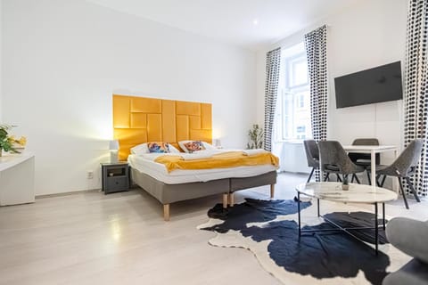 Bed, TV and multimedia, Seating area, wardrobe