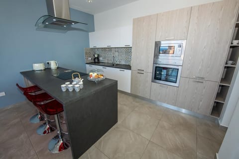 Kitchen or kitchenette, Dining area, dishwasher, minibar, pet friendly, stove, toaster