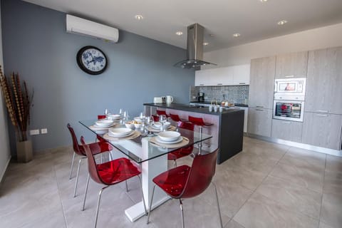 Kitchen or kitchenette, Dining area, minibar, pet friendly, stove