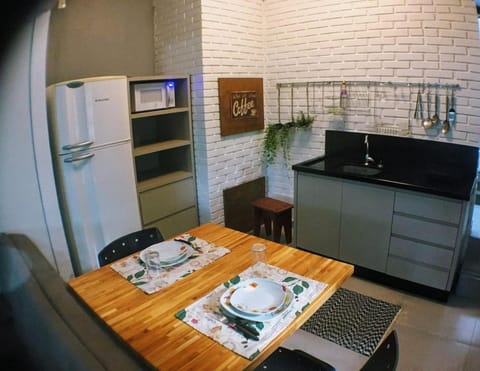 Kitchen or kitchenette, Dining area, minibar, stove