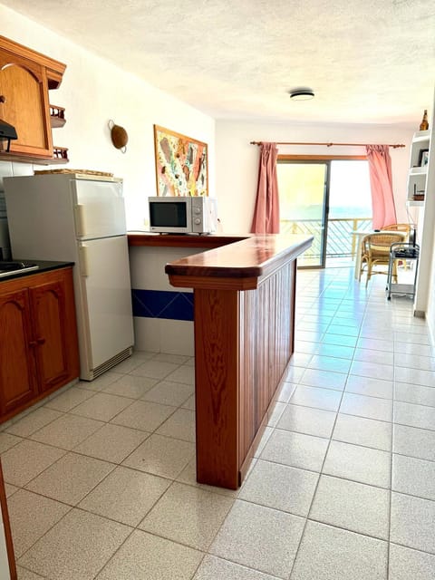 TV and multimedia, Living room, microwave, stove, kitchen