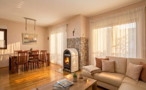 Living room, Seating area, Dining area, fireplace