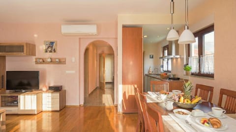 Living room, Dining area, kitchen