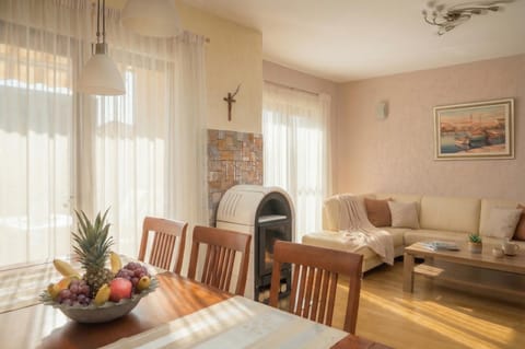 Living room, Dining area, fireplace