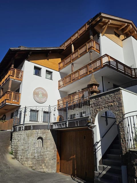 Property building, Day, Balcony/Terrace