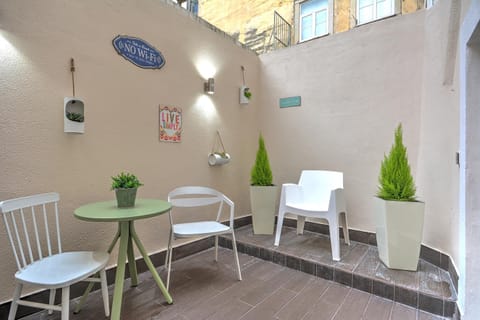 Patio, Balcony/Terrace, Decorative detail, Dining area