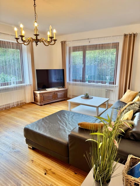 TV and multimedia, Living room, Photo of the whole room, Seating area, Bedroom