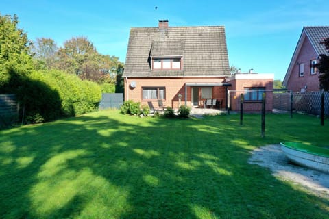 Property building, Spring, Day, Natural landscape, Garden, Garden, Garden view, Garden view