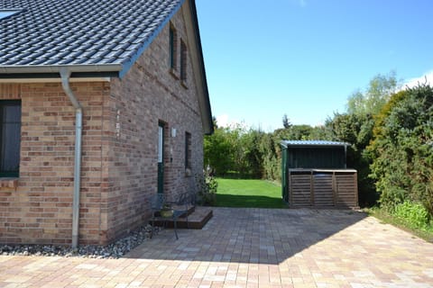 Property building, Facade/entrance, Garden