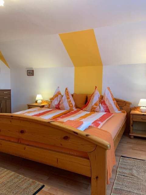 Bedroom, bunk bed
