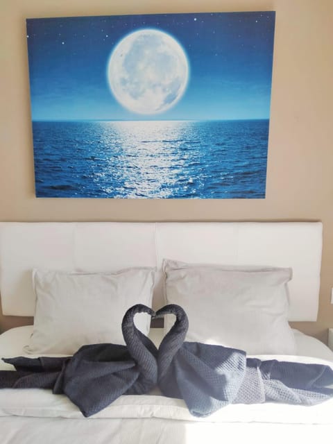 Bed, Photo of the whole room, Decorative detail, Bedroom, locker, towels, wardrobe