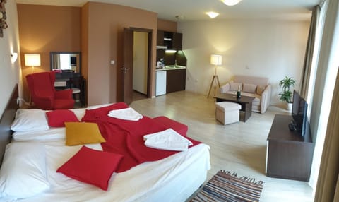 Bed, TV and multimedia, Photo of the whole room, Seating area, Bedroom