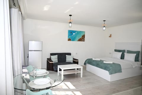 Bed, Living room, Photo of the whole room, Seating area, Dining area, Bedroom