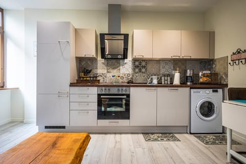 Coffee/tea facilities, Kitchen or kitchenette, dishwasher, oven, stove, toaster, washing machine