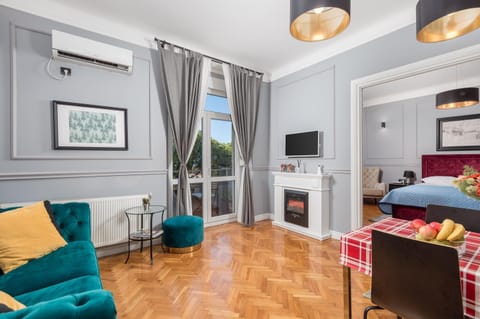 Communal lounge/ TV room, TV and multimedia, Living room, Seating area, hair dresser, air conditioner