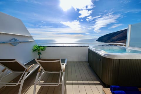 Off site, Day, Natural landscape, Balcony/Terrace, Spa and wellness centre/facilities, Beach, Landmark view, Sea view