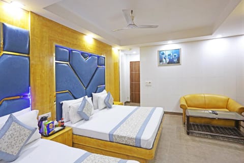 Bed, TV and multimedia, Living room, Photo of the whole room, Seating area, Bedroom, fireplace, towels, air conditioner