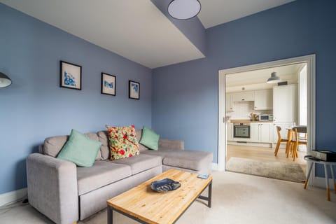Living room, Seating area, Dining area, oven, kitchen