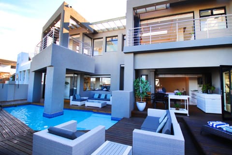 Property building, Balcony/Terrace, Seating area, Pool view, Swimming pool, sunbed