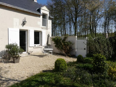 Property building, Patio, Facade/entrance, Garden