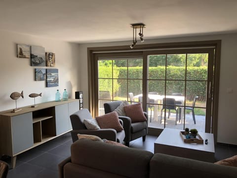 Neighbourhood, Living room