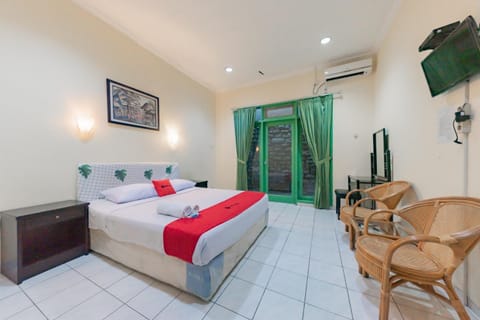 Bed, TV and multimedia, Bedroom