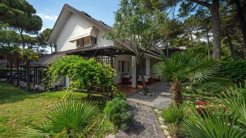 Facade/entrance, Garden