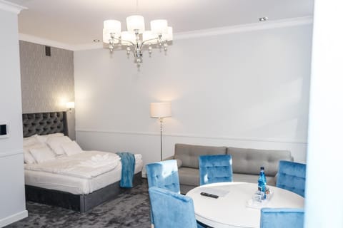 Property building, Bed, Living room, Photo of the whole room, Seating area, Bedroom