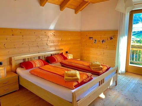 Bed, Photo of the whole room, Decorative detail, Mountain view, Family