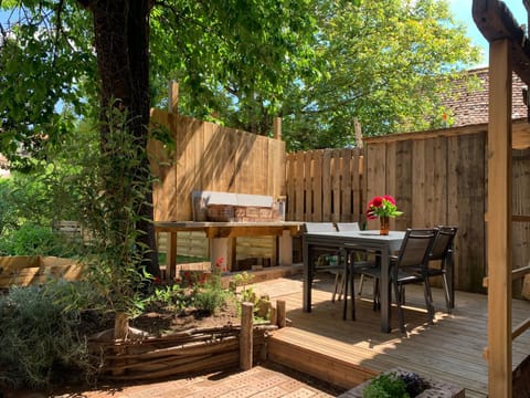 Patio, BBQ facilities