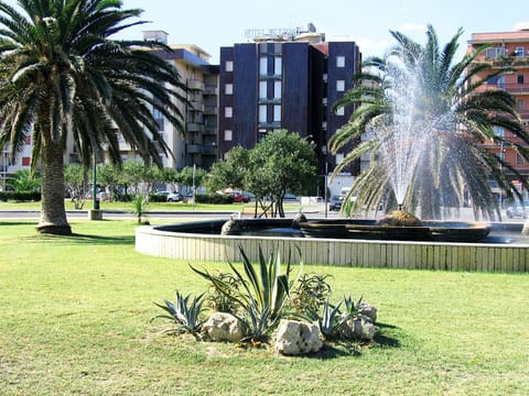 Facade/entrance, Area and facilities