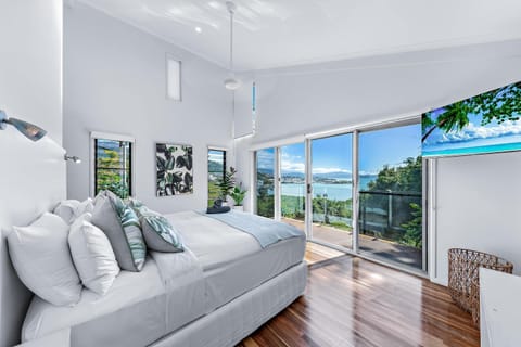 Bed, View (from property/room), Balcony/Terrace, Seating area, Bedroom, Mountain view, Sea view