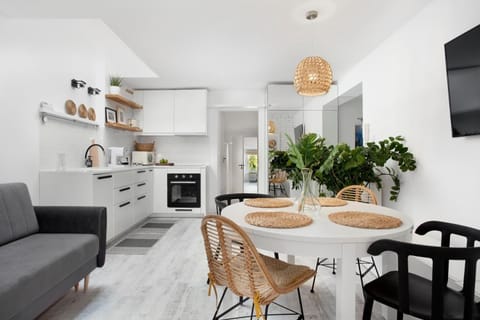 Kitchen or kitchenette, Living room, Seating area, Dining area, Communal kitchen