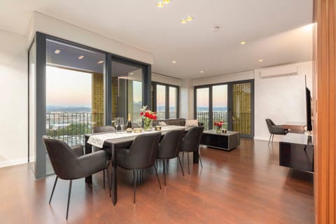 View (from property/room), Decorative detail, Dining area