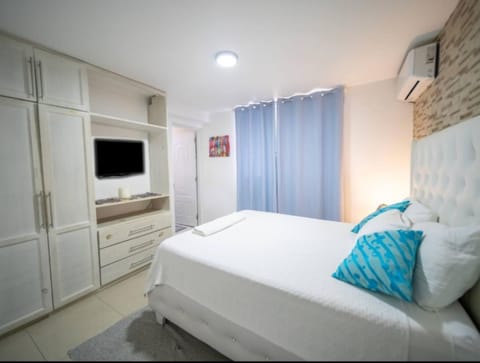 Bed, TV and multimedia, Photo of the whole room, Floor plan, Bedroom, flat iron, internet, locker, safe, wardrobe, air conditioner