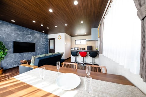 Kitchen or kitchenette, Seating area, Dining area, minibar, toaster