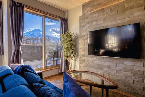 Natural landscape, TV and multimedia, Living room, Seating area