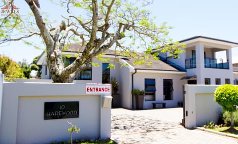 Property building, Fitness centre/facilities, Street view, Quiet street view