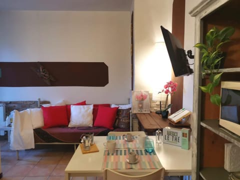 Kitchen or kitchenette, Seating area