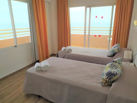 Photo of the whole room, Bedroom, Sea view