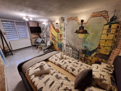 Bed, TV and multimedia, Seating area, Bedroom