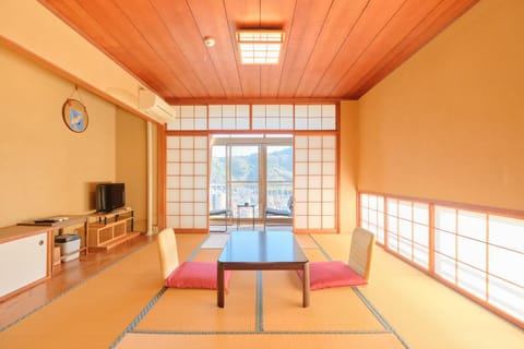 Communal lounge/ TV room, TV and multimedia, Seating area, Dining area, air conditioner