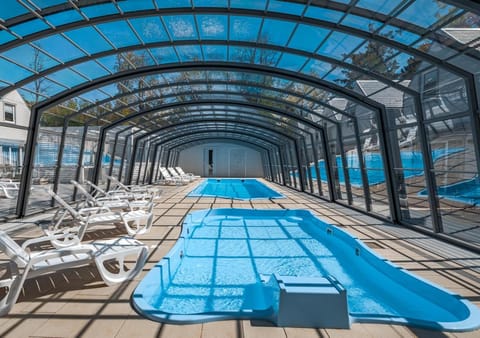 Swimming pool, sunbed