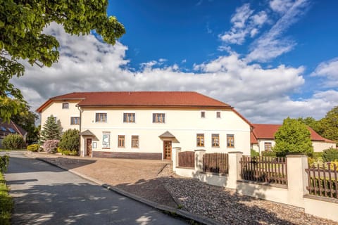 Property building, Facade/entrance, Off site, Garden, Parking